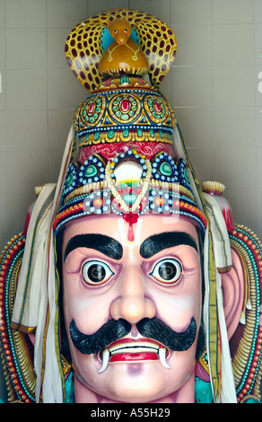 Masque visage orné au Sri Mariamman Temple Hindou de Singapour Chinatown s Banque D'Images