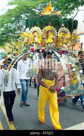 Thaipusam Festival 2005 à Singapour avec des passionnés d'Hindu en robe ethnique body piercing et processions Banque D'Images