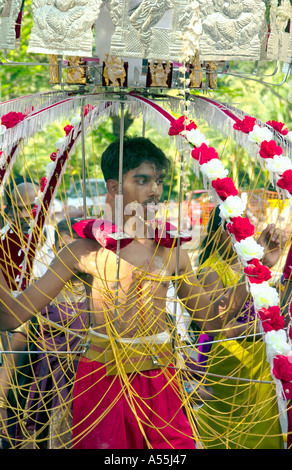 Thaipusam Festival 2005 à Singapour avec des passionnés d'Hindu en robe ethnique body piercing et processions Banque D'Images