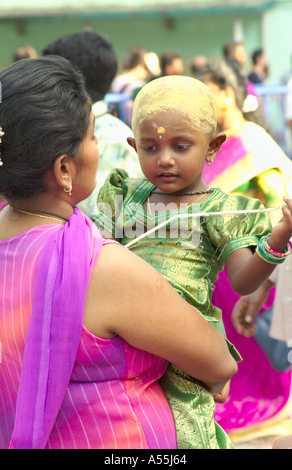 Thaipusam Festival 2005 à Singapour avec des passionnés d'Hindu en robe ethnique body piercing et processions Banque D'Images