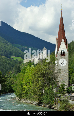 Église et château à Sand dans Taufers AhRN vallée Tyrol du Sud Italie Banque D'Images