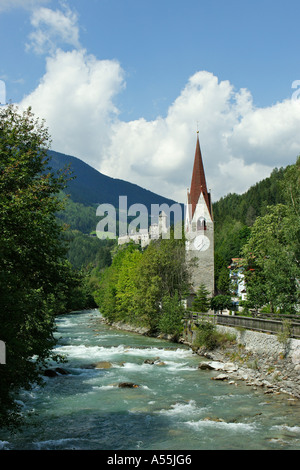 Église et château à Sand dans Taufers AhRN vallée Tyrol du Sud Italie Banque D'Images