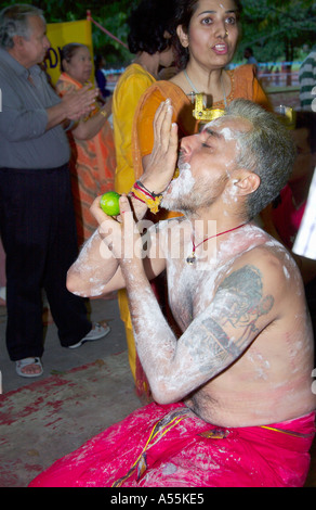 Thaipusam Festival 2005 à Singapour avec les participants leur démantèlement Kavadis et body piercing Banque D'Images