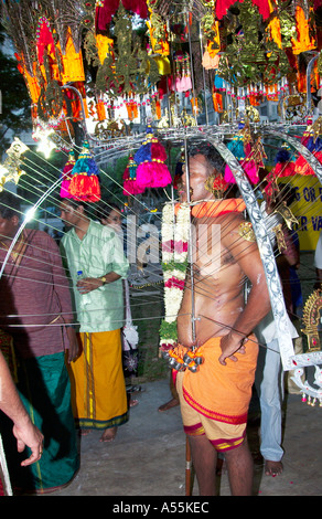 Thaipusam Festival 2005 à Singapour avec les participants leur démantèlement Kavadis et body piercing Banque D'Images