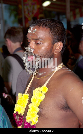 Thaipusam Festival 2005 à Singapour avec les participants leur démantèlement Kavadis et body piercing Banque D'Images