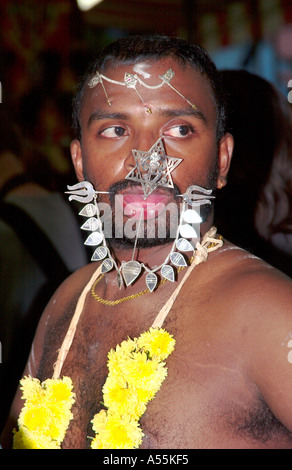 Thaipusam Festival 2005 à Singapour avec les participants leur démantèlement Kavadis et body piercing Banque D'Images
