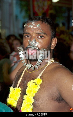 Thaipusam Festival 2005 à Singapour avec les participants leur démantèlement Kavadis et body piercing Banque D'Images