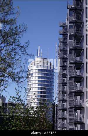 Telekom moderne bâtiment avec l'extérieur escaliers de secours et le conseil municipal de Munich Allemagne Bavière Tour Banque D'Images