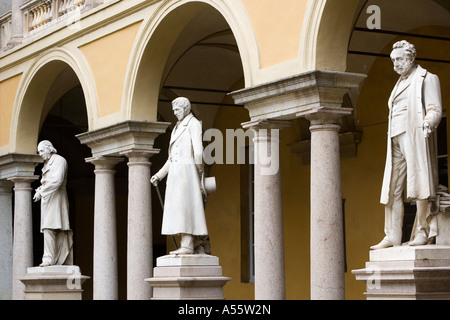 Statues de la célèbre Université de Pavie, Lombardie, Italie Banque D'Images