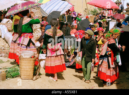 Une foule de Hmong au marché de BacHa nord du Vietnam Banque D'Images