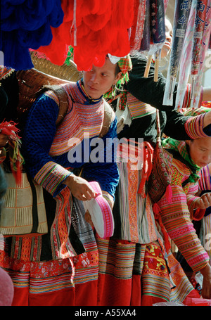 Femme Hmong shopping au marché de BacHa nord du Vietnam Banque D'Images