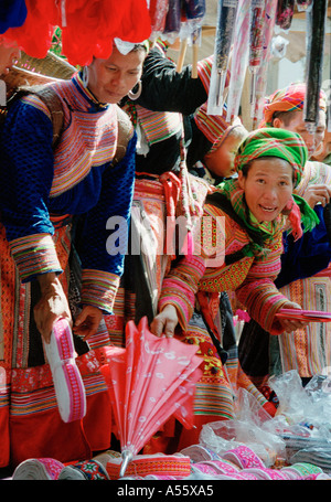 Femme Hmong shopping au marché de BacHa nord du Vietnam Banque D'Images