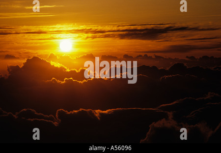 Coucher du soleil sur les nuages du volcan Haleakala Maui Hawaii Banque D'Images
