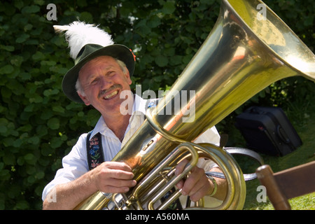 Joueur de tuba bavarois en costume typique Iffeldorf Haute-bavière Allemagne M. Banque D'Images