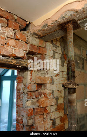 Accessoires ACROW TENANT UN LINTEAU EN BÉTON OÙ UNE PORTE AVEC UN LINTEAU EN BOIS DOIT ÊTRE RÉPARÉ Banque D'Images