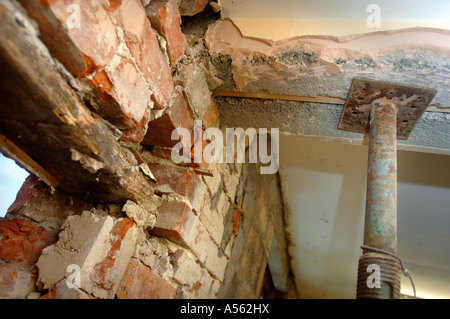 Accessoires ACROW TENANT UN LINTEAU EN BÉTON OÙ UNE PORTE AVEC UN LINTEAU EN BOIS DOIT ÊTRE RÉPARÉ Banque D'Images