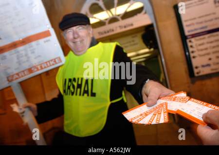 Les VOYAGEURS À LA GARE BATH SPA MAIN FAUX TICKETS À BRISTOL POUR PROTESTER À GRANDS WESTERNS SERVICE FERROVIAIRE UK JAN 2007 Banque D'Images