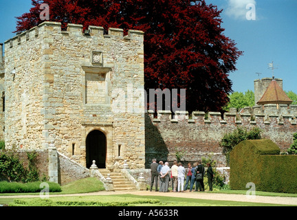 Penshurst Place groupe ayant une visite guidée Kent England UK. Banque D'Images