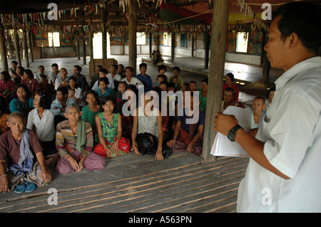 Painet ix2076 Cambodge ong locale parle chef villageois micro credit Kampong Thom au pays en développement, de pays moins Banque D'Images