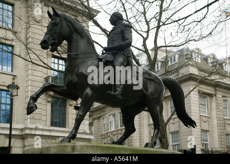 L'Angleterre. Londres. statue du roi George III situé à côté de Trafalgar Square Banque D'Images