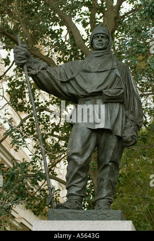 L'Angleterre. Londres. Le Capitaine Scott, explorateur polaire, statue à Waterloo Place Banque D'Images