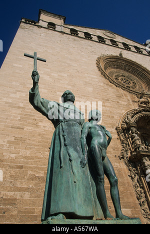 Fray Juníper Serra statue entrée principale de l'église gothique de Sant Francesc - Palma de Majorque Espagne Banque D'Images