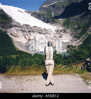 Tourist de prendre une photo en face de paysage de montagne Banque D'Images