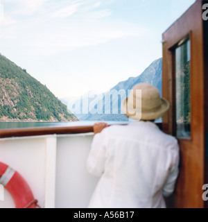 Vue d'une femme regardant le panorama d'une voile de ferry entre les fjords de Norvège Banque D'Images