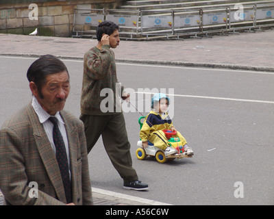 Painet iy8338 kid garçon enfant bébé jouet wagon tirant sur la Colombie dimanche candelaria bogota lorsque les rues de circulation automobile fermée Banque D'Images