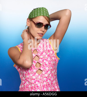 Femme portant foulard et lunettes de soleil, Portrait Banque D'Images