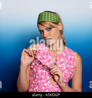 Femme portant foulard et lunettes de soleil, Portrait Banque D'Images