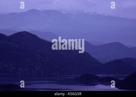 Chaînes de montagne au lac Skadar la nuit Le parc national du lac de Skadar au Monténégro Banque D'Images