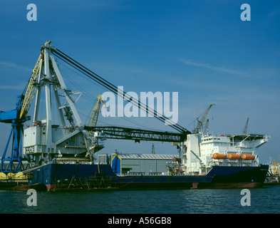 Grue géante 'challenger' navire amarré sur la rivière Tyne, Wallsend, tyneside, Tyne et Wear, Angleterre, Royaume-Uni. Banque D'Images