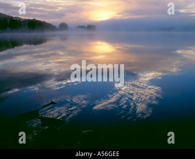 Lever du soleil sur le Loch Achray, Queen Elizabeth Forest Park, les Trossachs, région centrale, Ecosse, Royaume-Uni. Banque D'Images