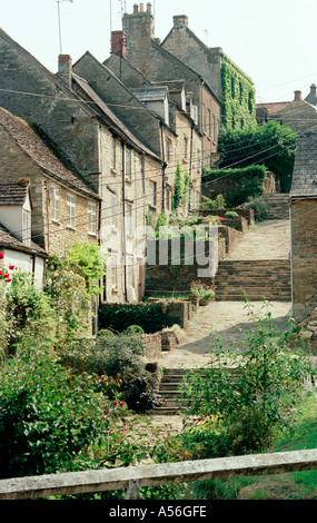 Une rangée de cottages traditionnels en pierre de Cotswold hill dans une rue pavée, l'ébrèchement Étapes, Tetbury, Gloucestershire, Cotswolds, en Angleterre, Royaume-Uni, Europe Banque D'Images