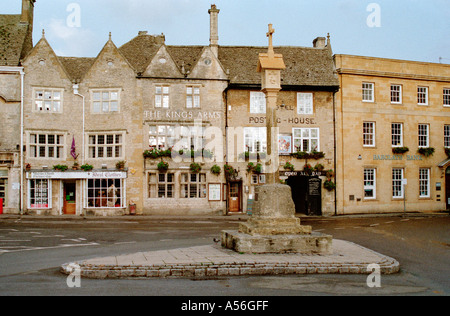 Octobre 1995 : Place du marché et de croix, Stow on the Wold, Cotswolds, Gloucestershire, Angleterre, Royaume-Uni, Europe Banque D'Images