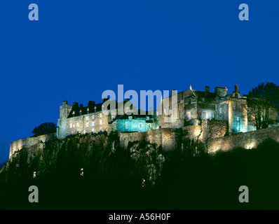 Château de Stirling éclairé la nuit, Stirling, région centrale, en Écosse, au Royaume-Uni. Banque D'Images