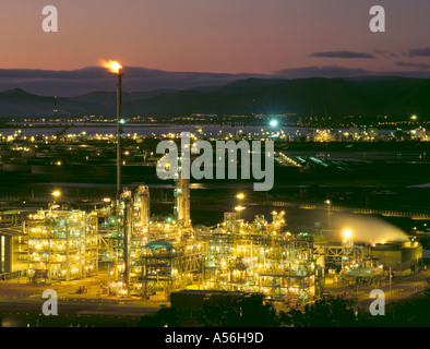 Raffinerie pétrochimique de nuit ; Grangemouth, région centrale, en Écosse, au Royaume-Uni. Banque D'Images