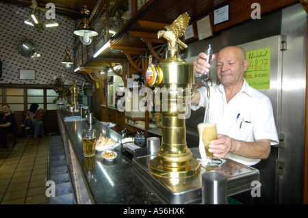 Barman tirant un litre de plus grandes en Tasca Angel bar à tapas dans la vieille ville de Valence Banque D'Images
