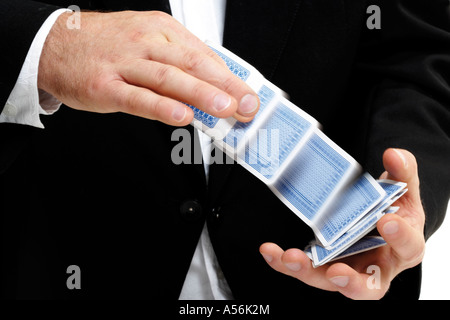 Mélanger l'homme jeu de cartes, close-up Banque D'Images