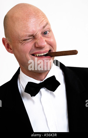 Man smoking cigar, portrait, vue d'inclinaison Banque D'Images