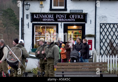 Les pêcheurs à l'extérieur du bureau de poste dans la région de Kenmore, Perthshire, Écosse Banque D'Images