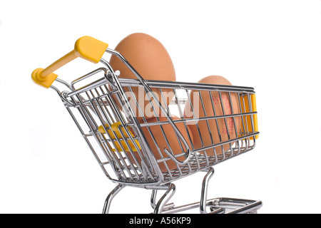 Les oeufs bruns dans shopping-cart. Le panier est un modèle, échelle différente d'oeufs et de panier. Banque D'Images