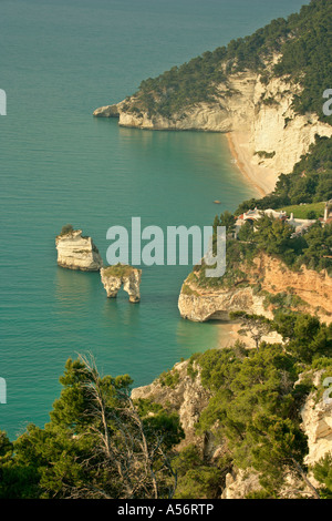 Vieste Gargano Italien rock piles dans la mer entre Mattinata et Vieste Gargano Italie Banque D'Images