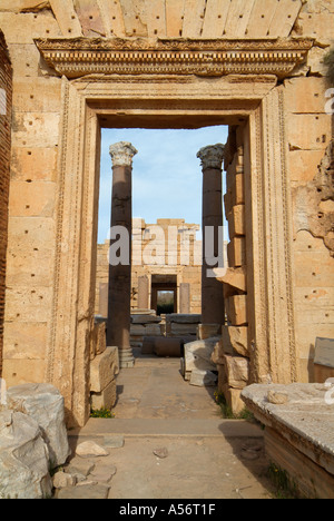 Porte de la dynastie Forum à la basilique, Serveran Leptis Magna Roman Ruins, Libye Banque D'Images