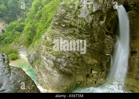 Teramo Italien à travers les rochers cascade pressé à la fin de la gorge Salinello Italie province de Teramo montagnes Abruzzian Banque D'Images