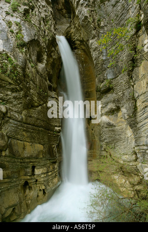 Teramo Provinz Italien à travers les rochers cascade pressé à la fin de la gorge salinello montagnes Abruzzian Teramo province lir Banque D'Images