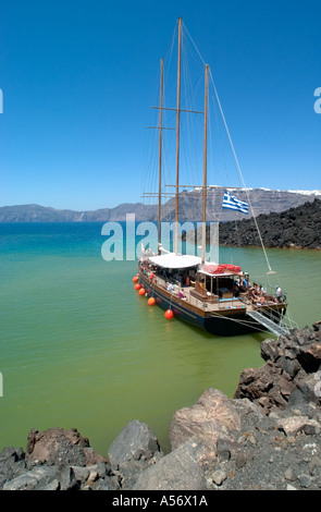 Bateau amarré au volcan de Néa Kaméni avec la capitale de l'île de ...
