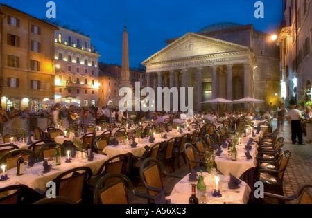 Soft Focus du Panthéon et restaurant de nuit, Piazza della Rotonda, Rome, Italie Banque D'Images