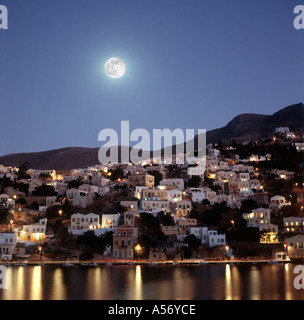 La nuit, le port de Symi, Dodécanèse, Grèce Banque D'Images